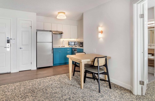 Downtown San Antonio Hotel | A Perfect Home Base for Exploring Alamo City Attractions! Free Buffet Breakfast
