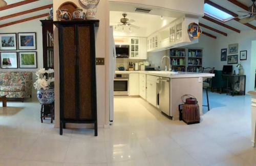 South Venice House | A Piece Of Paradise! Tropical Pool Home convenient to several Beaches