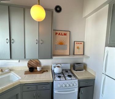 Tahquitz River Estates Hotel | A PLACE IN THE SUN Hotel - ADULTS ONLY Big Units, 24h Heated Pool & Spa in 1 Acre Park Prime Location, DOG Friendly, TOP Midcentury Modern Boutique Hotel
