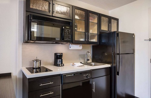 Baymeadows Hotel | A Place You'll Surely Enjoy! 4 Spacious Units, Full Kitchen, Pets Allowed!