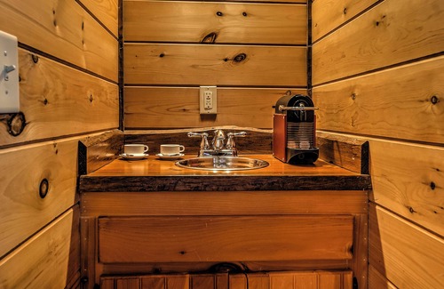 Foxfire Estates Cabin | "A Point of View" - Cozy Cabin. Long Range View. All paved roads.