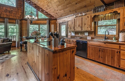 Foxfire Estates Cabin | "A Point of View" - Cozy Cabin. Long Range View. All paved roads.