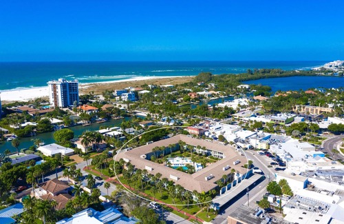 Saint Armands Key Condo | A Prime Location.St Armand's circle, Lido Beach, Shopping, Dinning and Fun