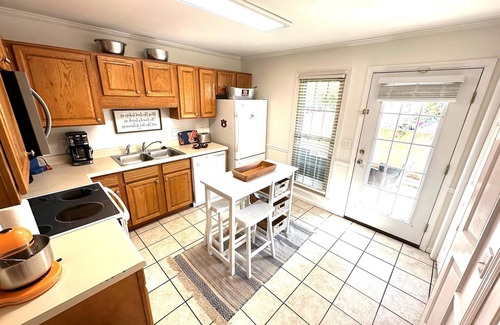 Auburn Condo | A quick 1/2 block from campus perfect location WALK to Football Gamesn