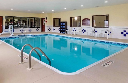 Quad Cities House | A Quiet Retreat for Couples! W/ Indoor Pool