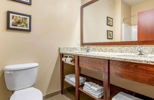 Quad Cities House | A Quiet Retreat for Couples! W/ Indoor Pool