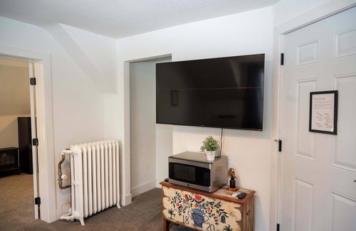 Kutzky Park House | A Restful Retreat - Walk to Mayo - Free Parking