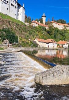 Rozmberk nad Vltavou House | A room by a weir with a view of Rožmberk Castle