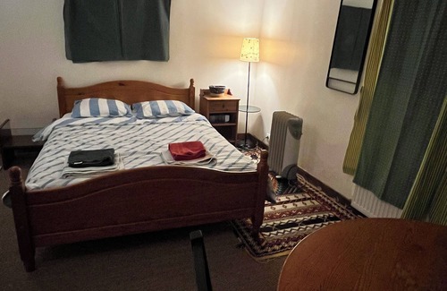 Vitry-sur-Seine Bed & Breakfast | A room with a garden near Paris