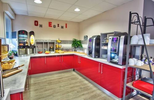 Mouguerre House | A short drive away from Jardin Botanique! Pets Are Welcome! FREE Parking!