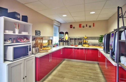 Mouguerre House | A short drive away from Jardin Botanique! Pets Are Welcome! FREE Parking!