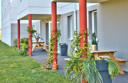 Mouguerre House | A short drive away from Jardin Botanique! Pets Are Welcome! FREE Parking!