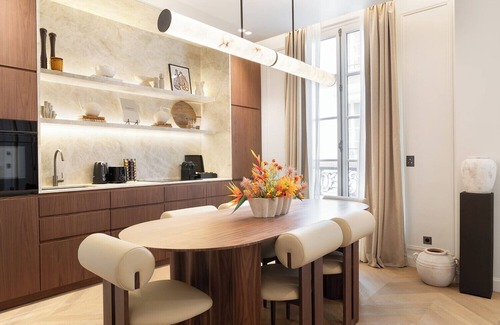 Quartier de la Porte-Saint-Denis Apartment | A Somptuous 2-BR/2BA with services in Opéra