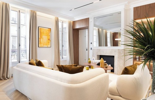 Quartier de la Porte-Saint-Denis Apartment | A Somptuous 2-BR/2BA with services in Opéra