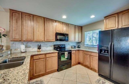 Diplomat Villa | A spacious 3-bedroom retreat in sunny Cape Coral.