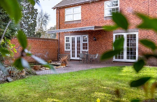 Shrewsbury House | A spacious 5 bedroom house close to local attractions and amenities