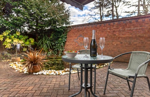 Shrewsbury House | A spacious 5 bedroom house close to local attractions and amenities