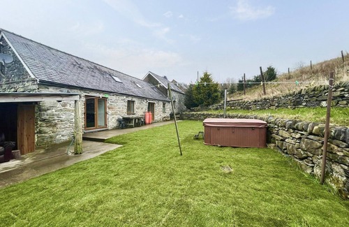 Bala Cottage | A spacious detached cottage surrounded by stunning scenery with wood fired Hot Tub.