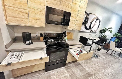 Downtown Des Moines Apartment | A spacious studio type apartment with full kitchen and complete basic amenities