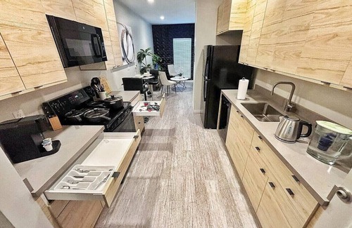 Downtown Des Moines Apartment | A spacious studio type apartment with full kitchen and complete basic amenities