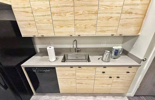 Downtown Des Moines Apartment | A spacious studio type apartment with full kitchen and complete basic amenities