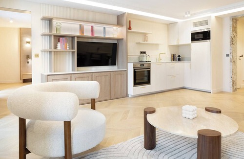 Gaillon Apartment | A Splendid 2-BR/2BA with Services in Opéra