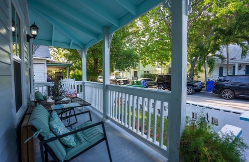 Uptown - Upper Duval Cottage | A Stones Throw Away from Duval - Downtown -Caroline's Cottage KW