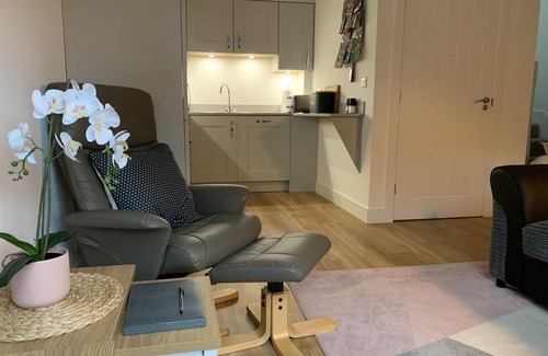 New Forest District Cottage | A stroll to Ringwood, near to New Forest & South Coast Beaches. Private Parking