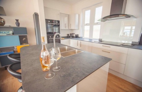 Mortehoe Apartment | A stunning 3 bedroom, 3 bathroom 1st floor apartment with superb seaviews opposite main beach!