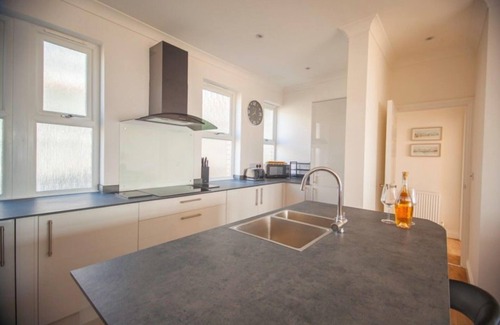Mortehoe Apartment | A stunning 3 bedroom, 3 bathroom 1st floor apartment with superb seaviews opposite main beach!