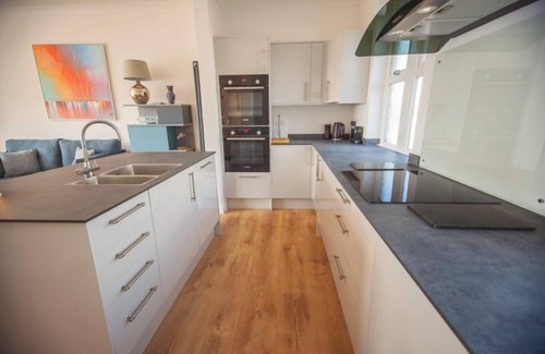 Mortehoe Apartment | A stunning 3 bedroom, 3 bathroom 1st floor apartment with superb seaviews opposite main beach!