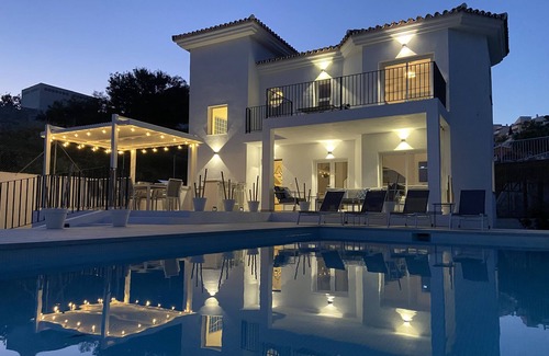 Mijas Villa | A stunning villa in Riviera del Sol just a 7 minute stroll to the beach & bars
