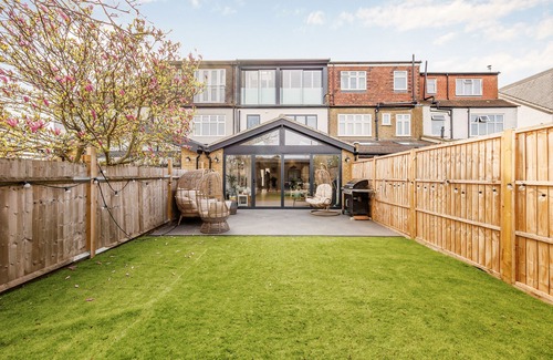 London Borough of Hounslow House | A Substantial Modern Terraced House IN West London