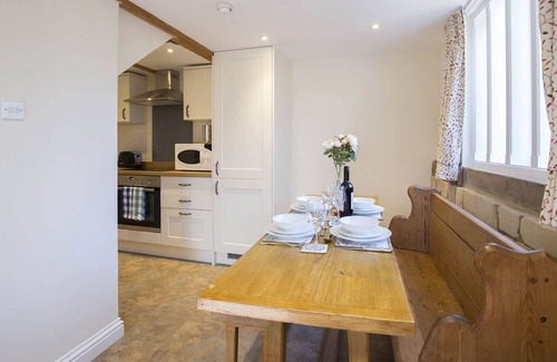 Winchcombe Apartment | A sudeley castle cottage that sleeps 4 guests in 3 bedrooms