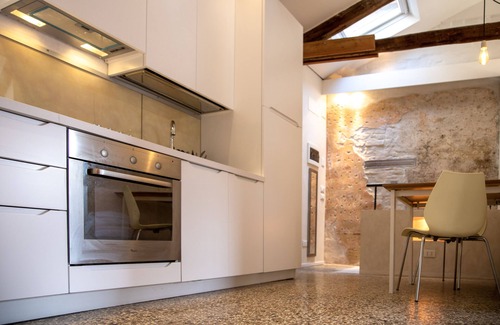 Cannaregio Apartment | a sunny nest full of character: Apartment Peoco