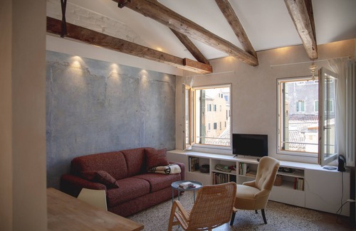 Cannaregio Apartment | a sunny nest full of character: Apartment Peoco