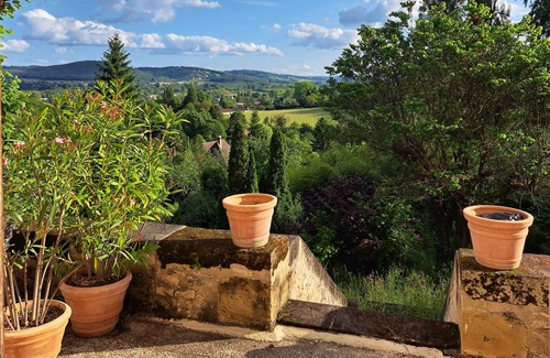 Saint-Cyprien House | A terrace above the valley