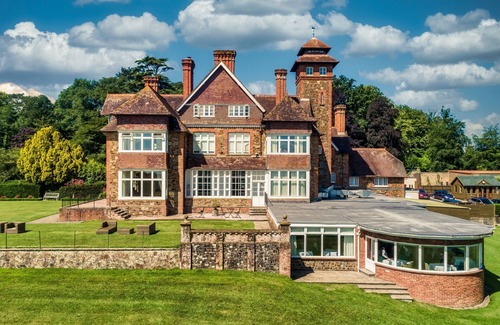 Chittlehamholt Cabin | A the mole resort that sleeps 4 guests in 2 bedrooms