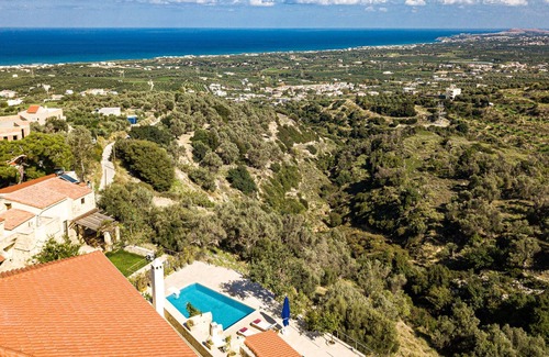 Maroulas Villa | A unique historical manor offers high quality interior and panoramic sea views.