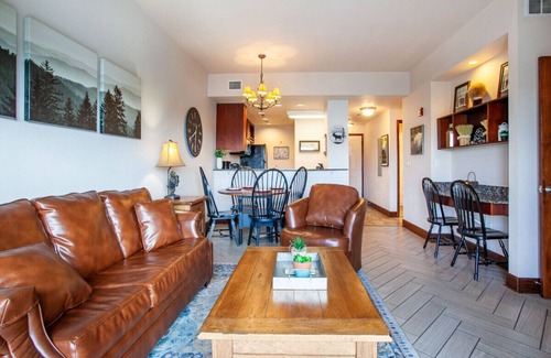 Pigeon Forge Condo | A View to Remember - Jacuzzi Tub & Community Pools