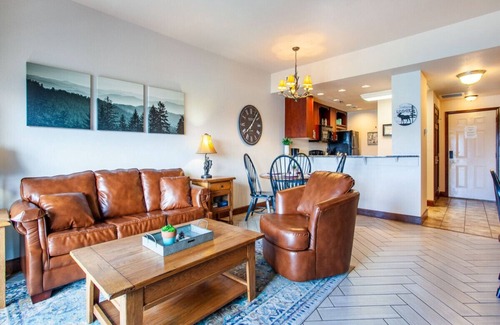 Pigeon Forge Condo | A View to Remember - Jacuzzi Tub & Community Pools