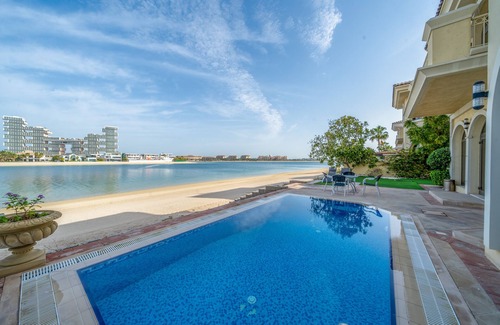 Palm Jumeirah Villa | A Villa on a man Made Island Looking at the Royal Atlantis
