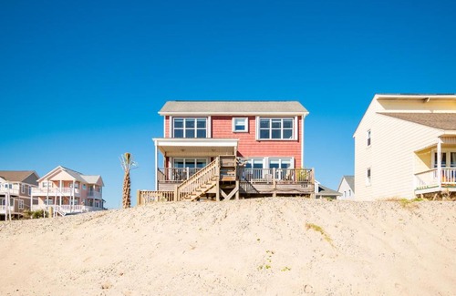 Long Beach House | A Villa Roja by Oak Island Accommodations