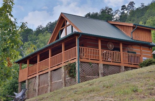Gatlinburg - Pigeon Forge Cabin | A Walk In The Clouds: Thanksgiving Special Buy 6 nights and get 7th night free!
