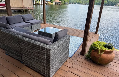 Bracey House | A Ward Winning ViewsnFabulous 5-bedroom house on Lake Gaston - Great Creek