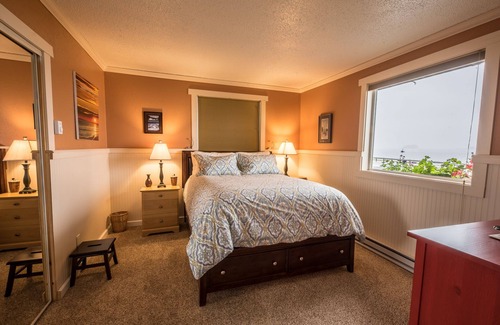 Sitka Apartment | A Water's Edge ~ Where you feel at home by the sea! Open, spacious 1 BR retreat