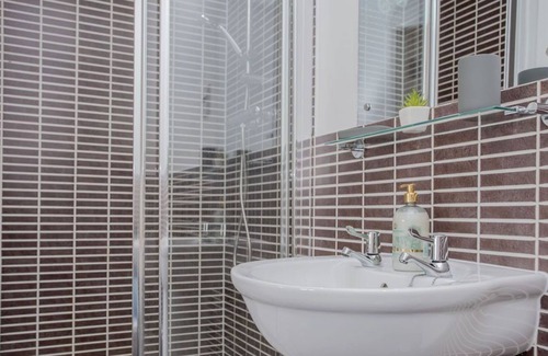 Peterborough House | A Wonderful three storey House in Hampton