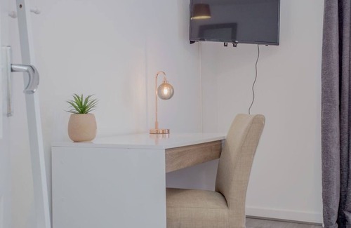 Peterborough House | A Wonderful three storey House in Hampton