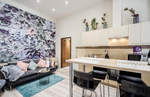 Palace District Apartment | A9 Houseleek Astoria