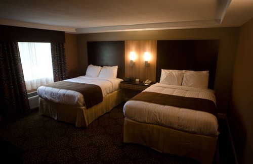 Niagara Falls Hotel | AAshram Hotel by Niagara River